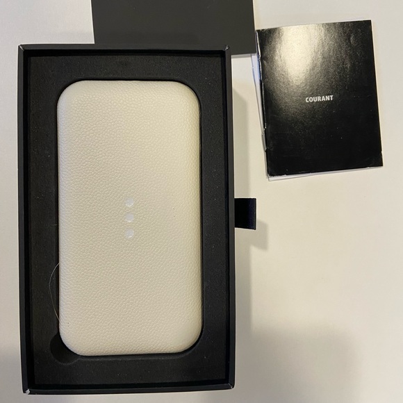New in Box Courant Carry Wireless Charging Bank for Phones - Picture 3 of 16